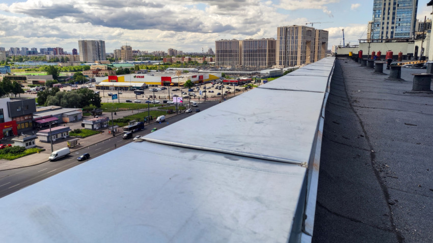 Вид на городскую застройку с крыши жилого дома