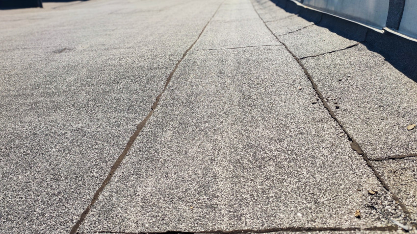 Швы рулонного покрытия на плоской крыше здания