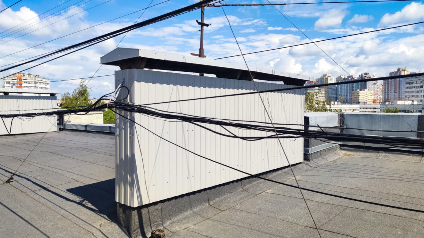 Инженерный блок на крыше здания с кабельными линиями