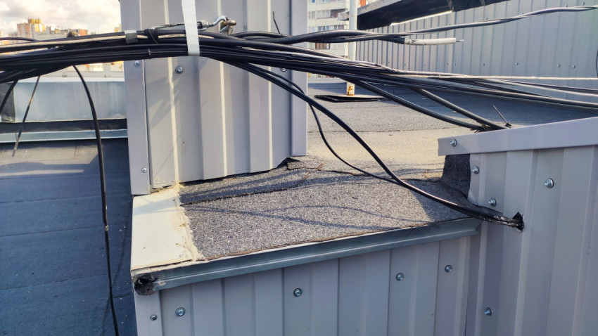 Кабельные линии на крыше здания