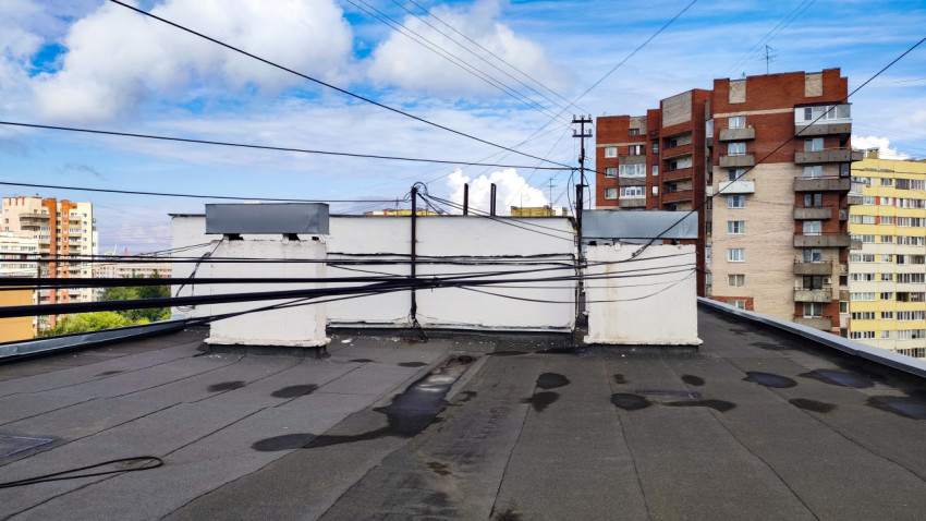 Кровля жилого дома с кабельными коммуникациями