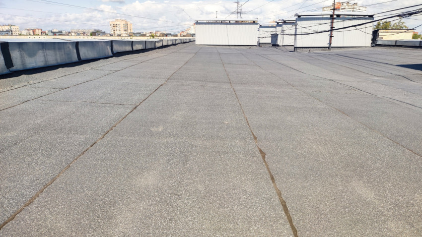 Плоская крыша с видимыми швами рулонного покрытия