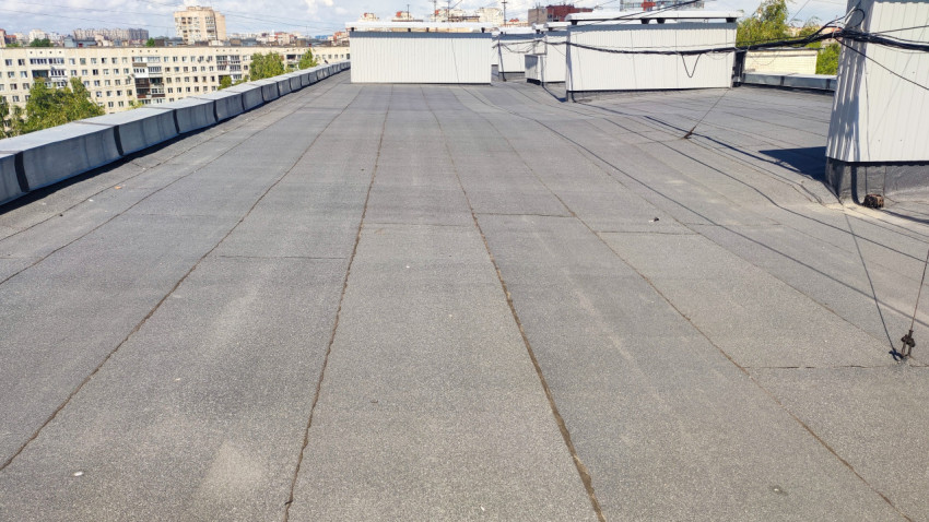 Плоская крыша жилого дома с рулонным покрытием