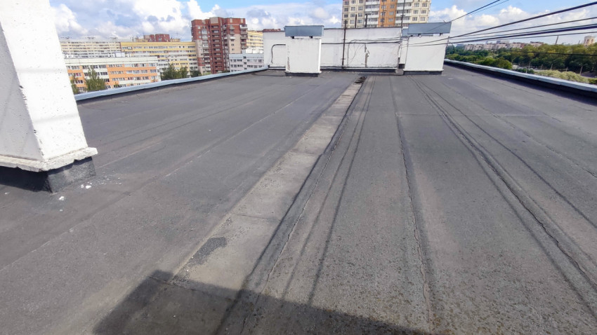 Крыша жилого дома с техническими блоками и кабельными линиями