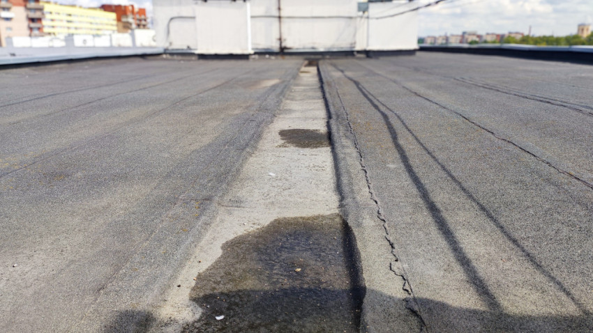 Дренажный канал на крыше жилого дома после дождя