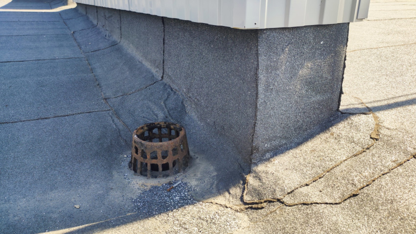 Водосток на плоской крыше с защитной решеткой