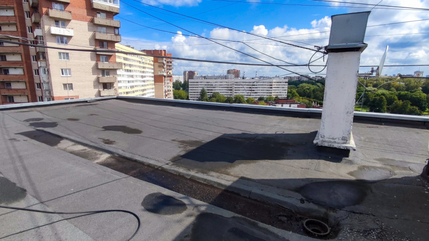 Плоская крыша дома с вентиляционным коробом и водоотводом