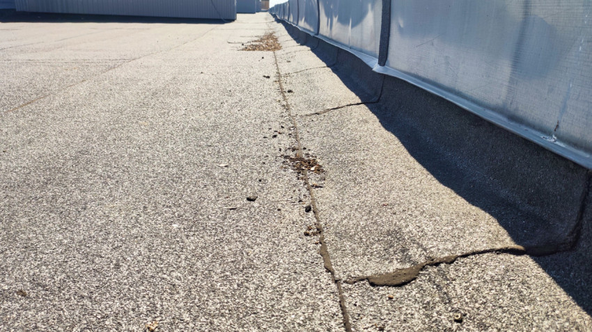 Швы гидроизоляционного покрытия на плоской крыше