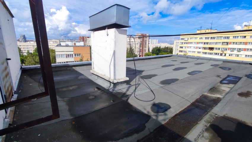 Вентиляционный короб на крыше панельного дома