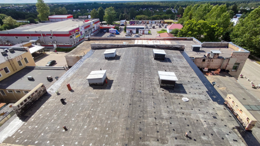 Вид сверху на крышу промышленного здания