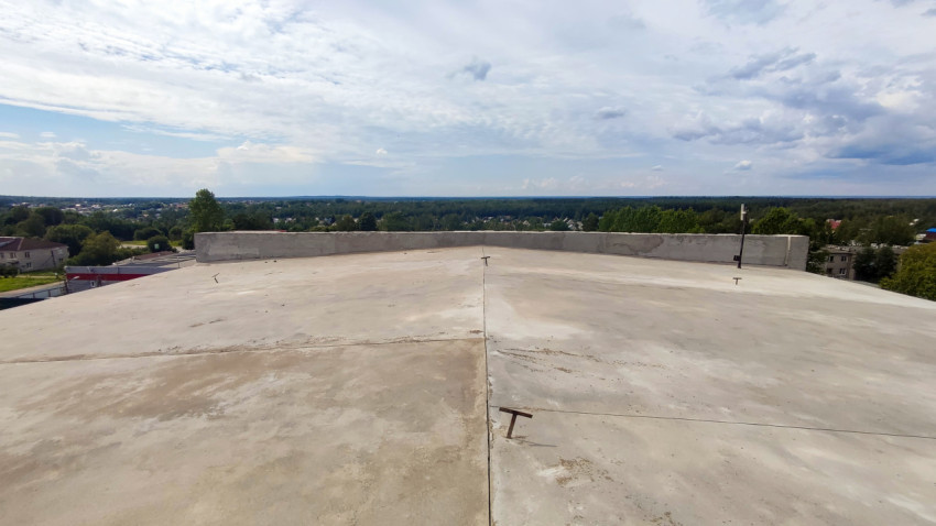 Панорамный вид с бетонной кровли на городской ландшафт