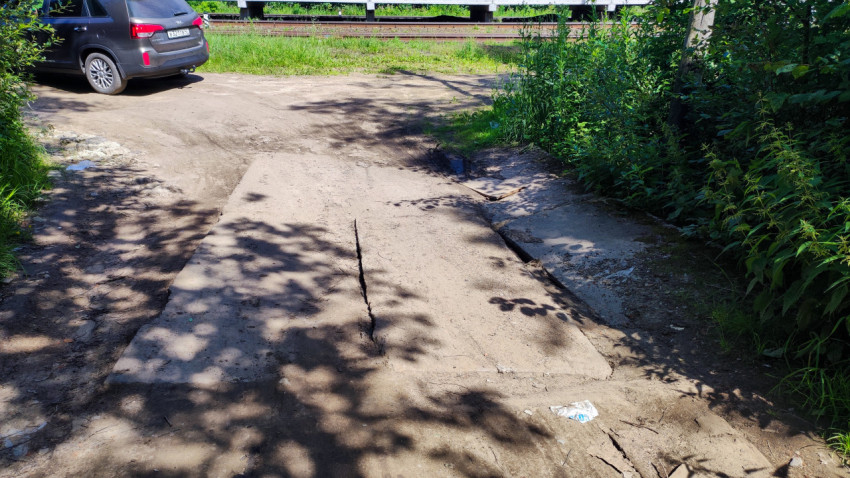 Железнодорожные пути и грунтовая дорога с бетонными плитами