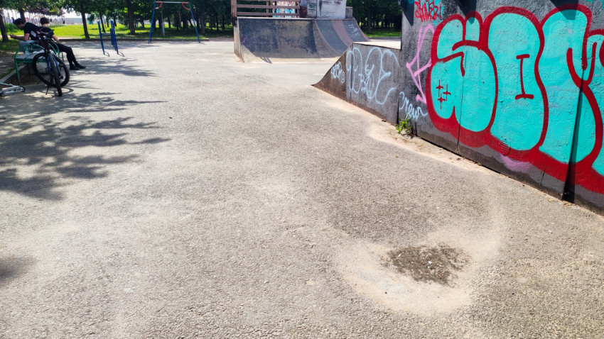 Граффити и велосипеды у скейт-парка