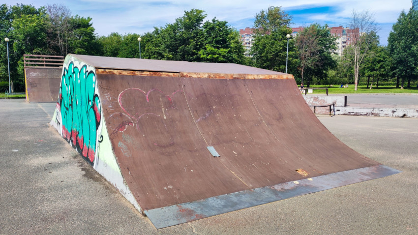 Наклонная рампа с граффити в городском скейтпарке