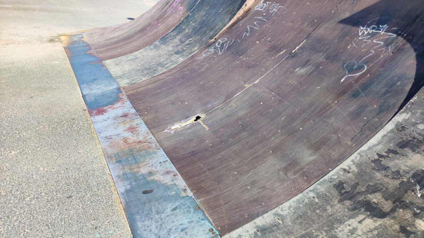 Повреждённая поверхность рампы в скейтпарке