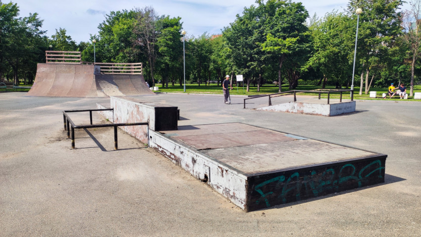 Общий вид скейтпарка с платформами и рампами
