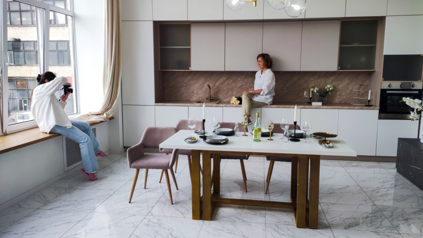 Фотосессия в современной кухне с фотографом и моделью