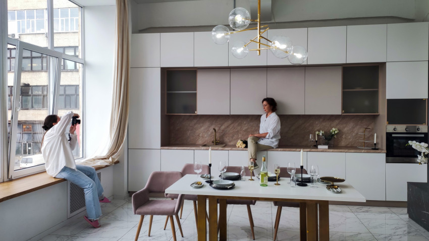 Фотограф и модель в интерьере современной кухни