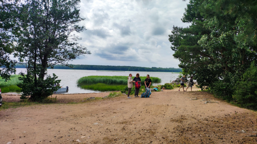 Люди на берегу озера у кромки воды