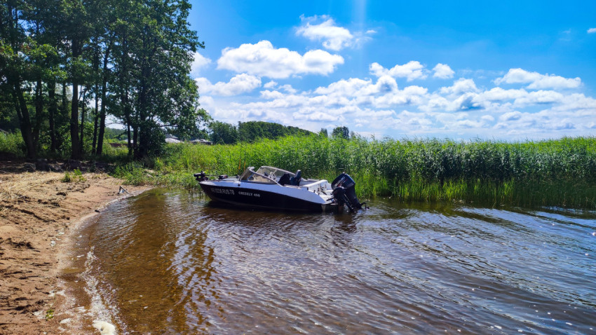 Лодка у берега лесного озера