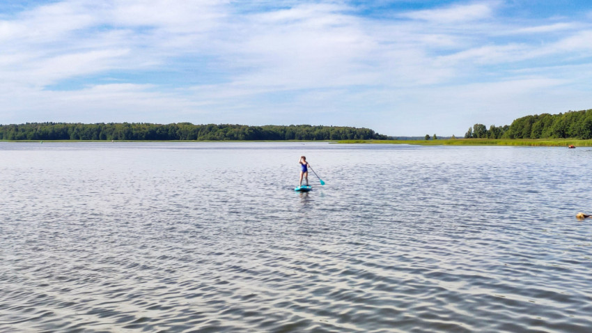 Женщина с веслом на сапборде