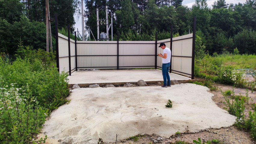 Пустая бетонная площадка с ограждением и человеком