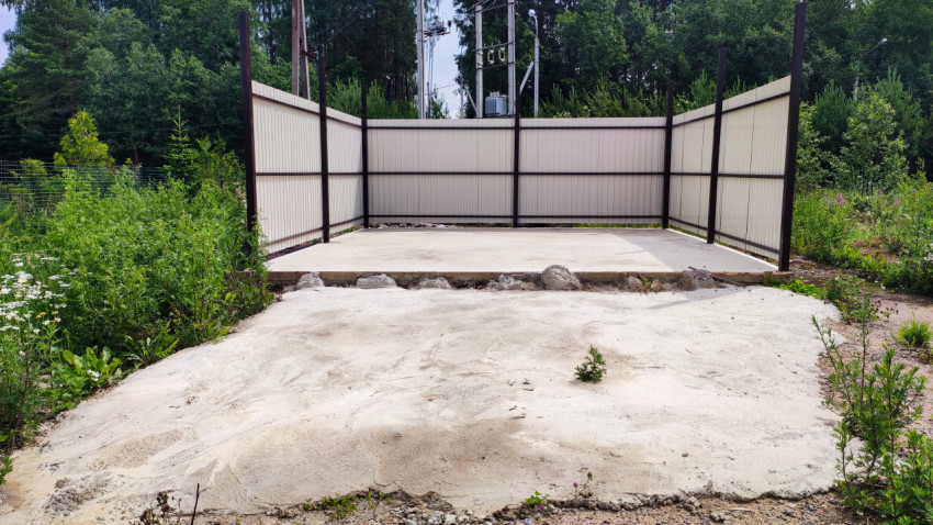 Бетонная площадка с металлическим ограждением