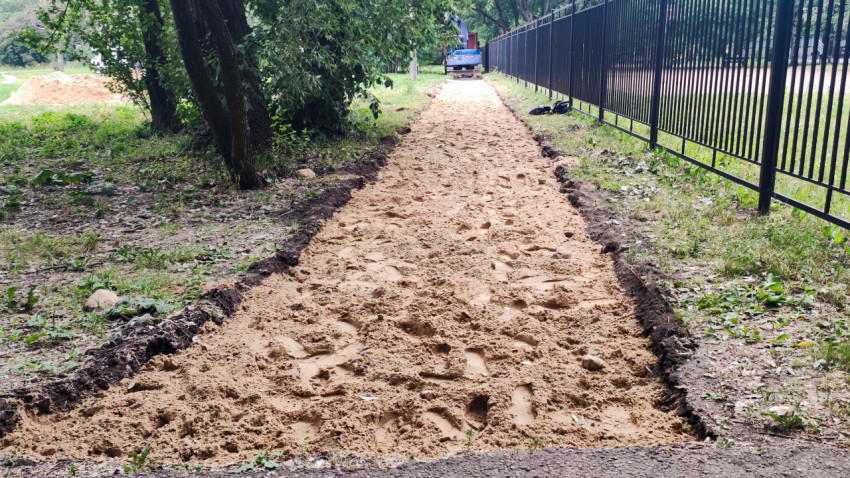 Песчаная подушка для дорожки перед уплотнением
