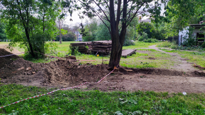 Земляные работы и складирование плит на зелёной территории