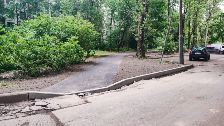 Асфальтовая дорожка с бордюром в зелёной зоне двора