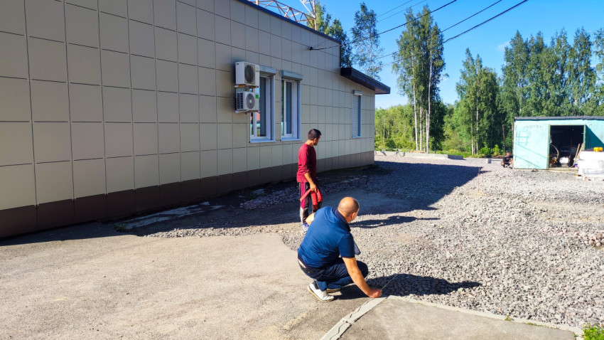 Осмотр строительной площадки рядом с облицованным зданием