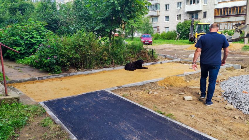 Асфальтирование дворовой дорожки с участием техники