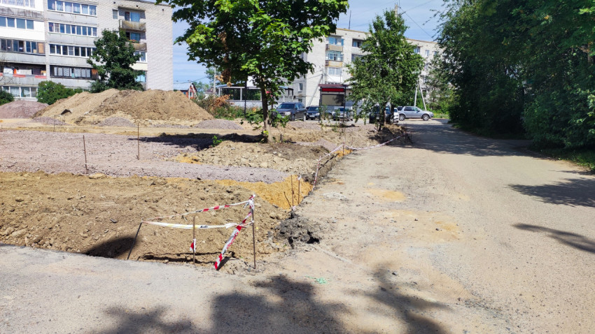 Земляные работы во дворе жилого квартала