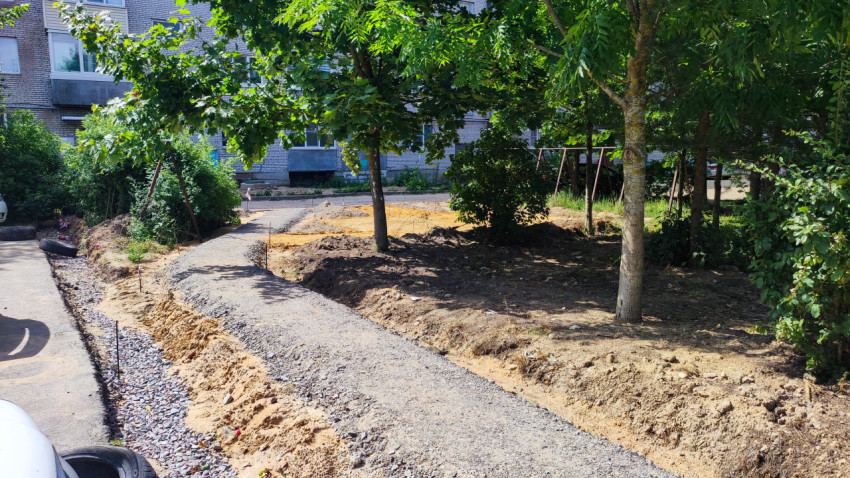 Подготовка пешеходной дорожки во дворе жилого дома