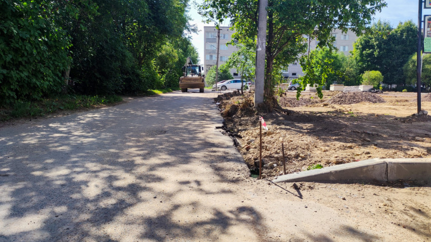 Подъездной путь и строительная техника во дворе жилого дома