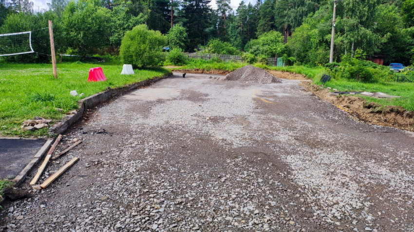 Гравийное основание во дворе перед укладкой покрытия