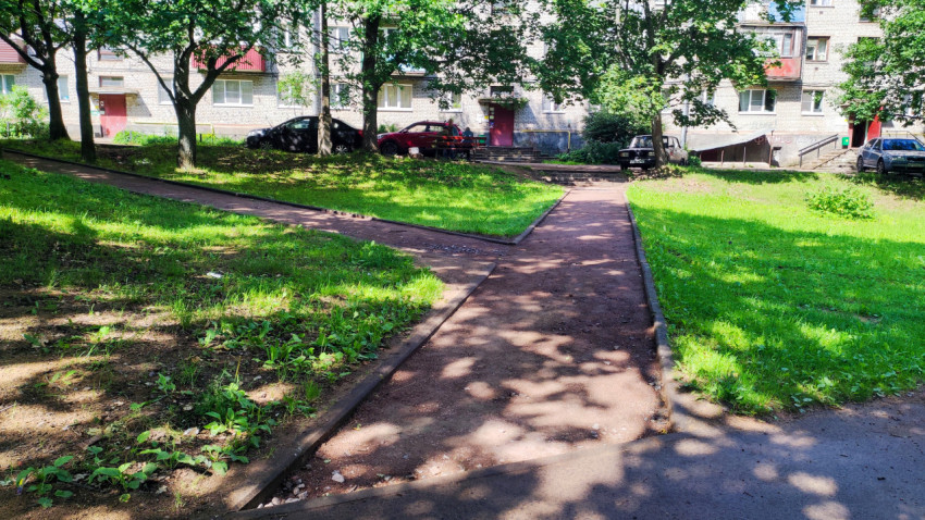 Пешеходные дорожки во дворе жилого дома