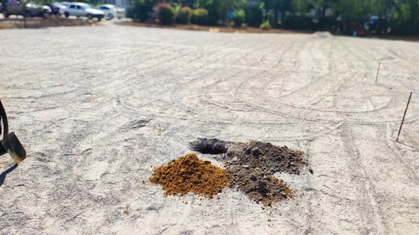 Кучки грунта и гравия на подготовленной площадке