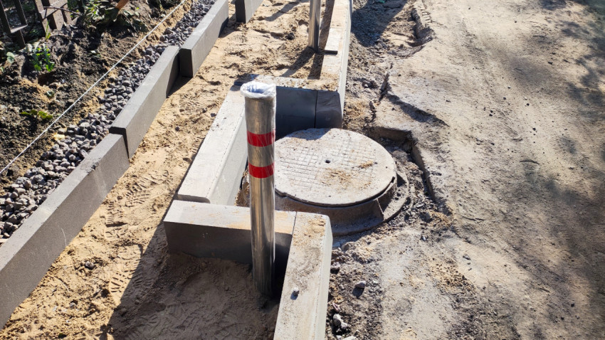 Монтаж ограждений и бордюров возле люка