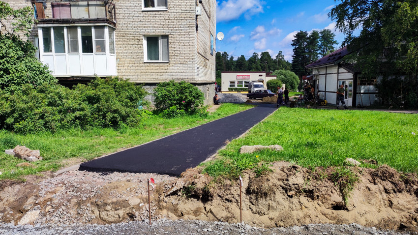 Асфальтированная дорожка во дворе жилого дома