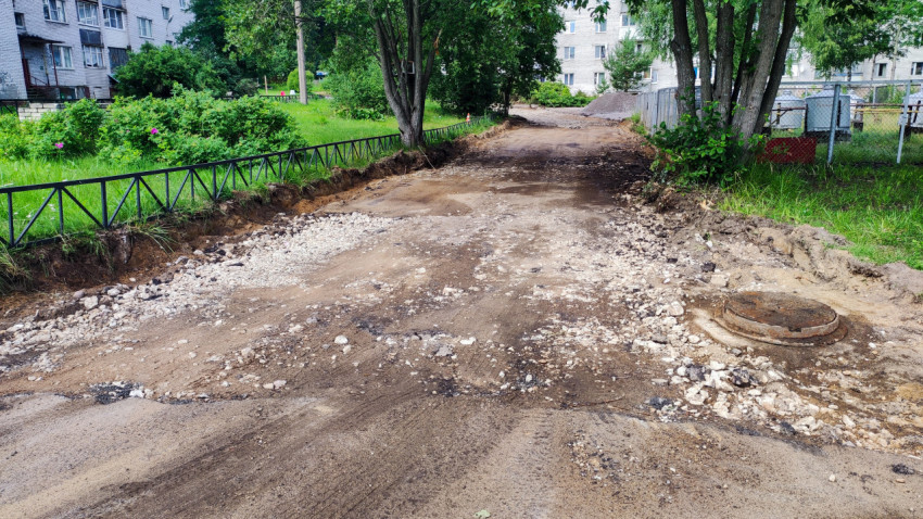 Дворовая дорога с открытым люком в процессе ремонта