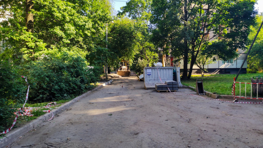 Строительная техника на дворовой улице в процессе ремонта