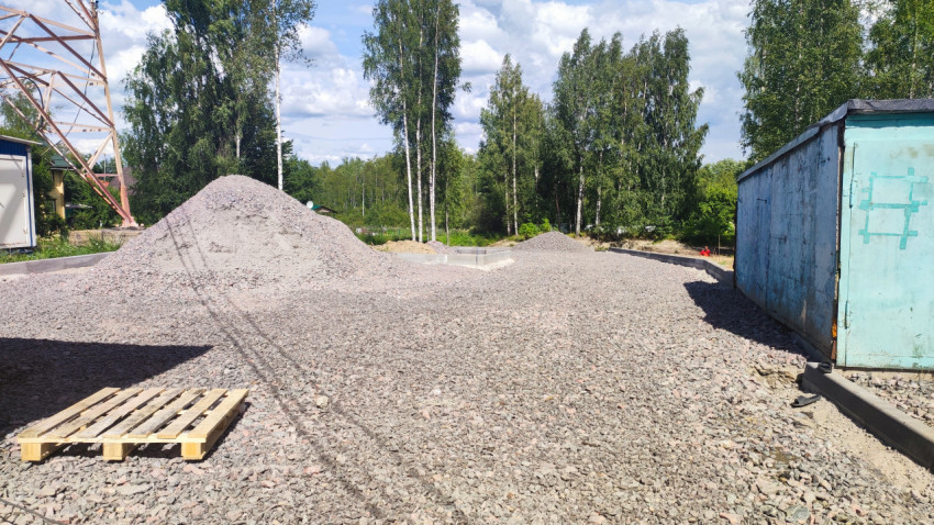 Складирование щебня и деревянного поддона на строительной площадке