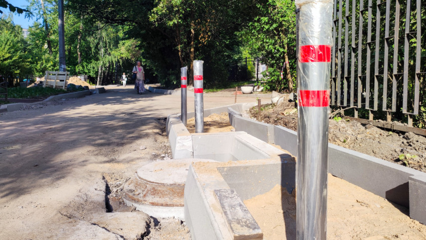 Новые металлические столбики и бордюры в процессе благоустройства