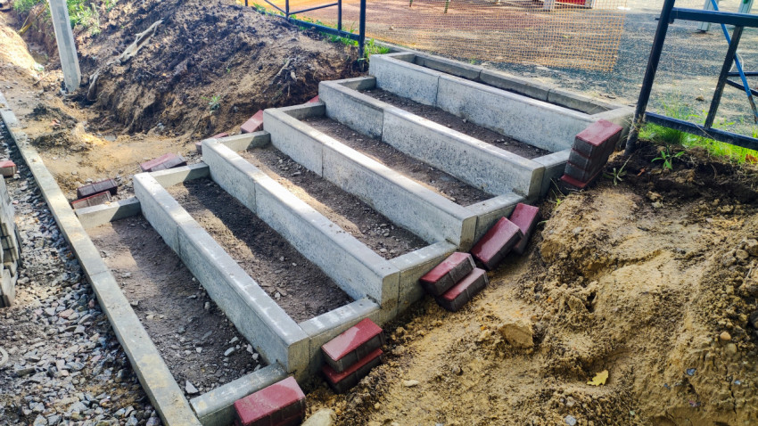 Недостроенные бетонные ступени с бордюрными элементами