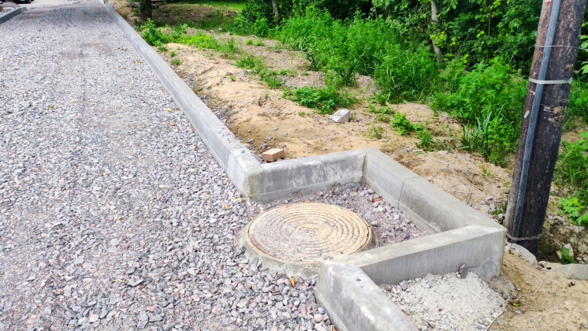 Ливневый колодец с бетонным обрамлением