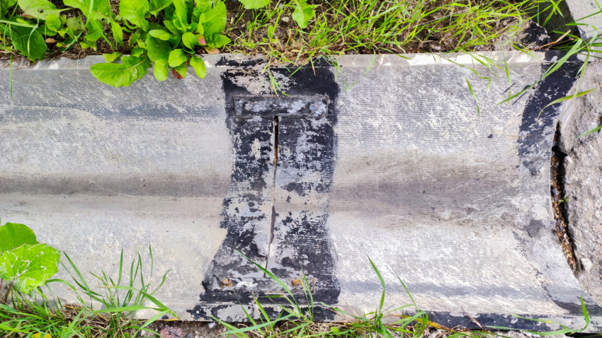 Стык бетонных элементов водоотводного лотка