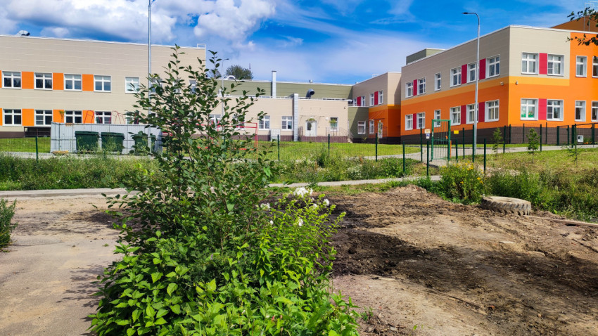 Участок перед школьным зданием с благоустройством