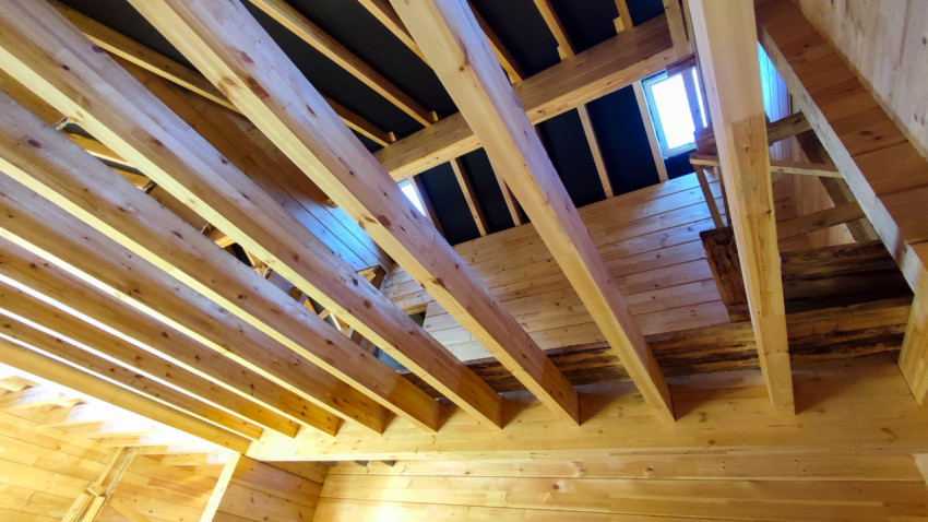 Балки перекрытия и кровельные элементы внутри деревянного дома