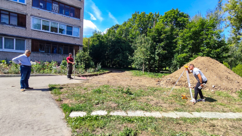 Геодезические работы во дворе жилого дома
